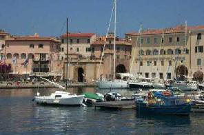 Xtrallusion photo library of independent, self-guided walking and sightseeing holidays in Italy. Pictures, images, photos and photographs taken along the way of this 1-day walking itinerary, to give you a visual impression of the day's walk.